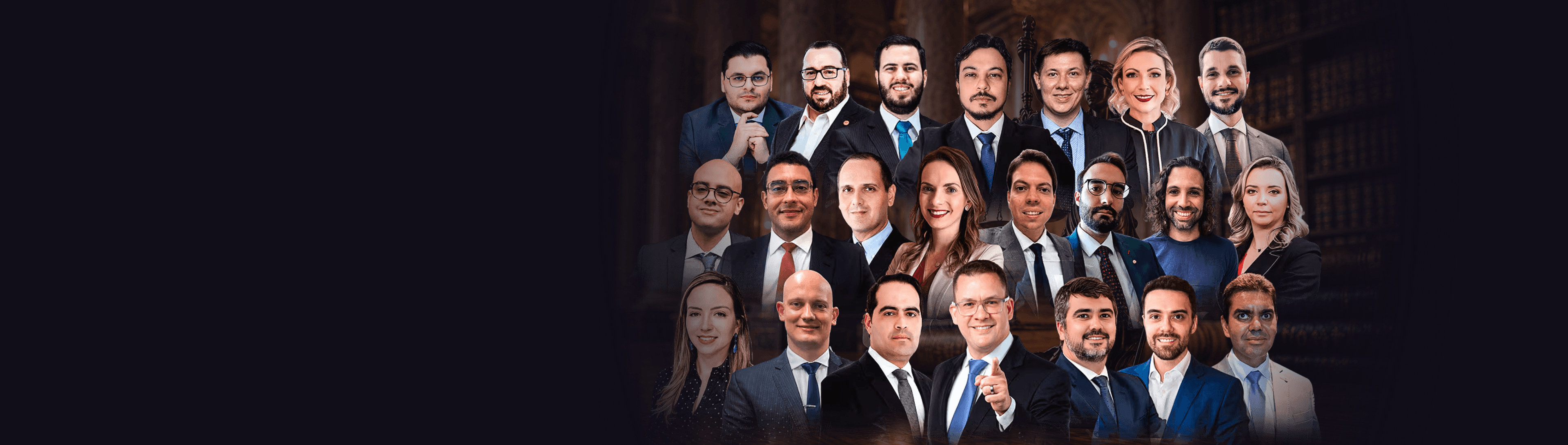 Grupo de professores do Curso Ênfase em uma biblioteca jurídica